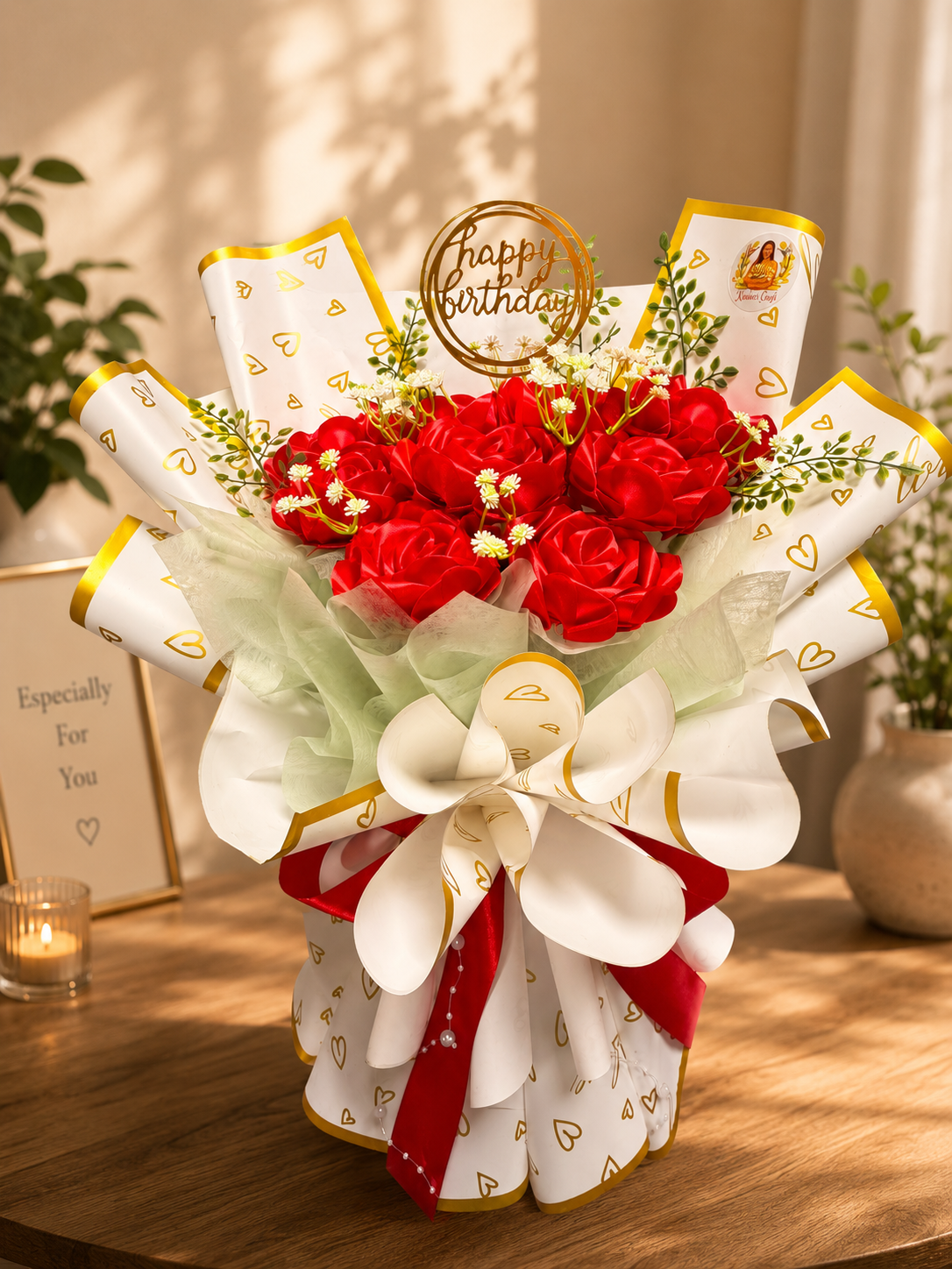 Verjaardag boeket met rode rozen en happy birthday topper